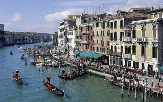   مصر اليوم - إيطاليا تأمل بمساعدة دول الاتحاد الاوروبي في مواجهة تدفق اللاجئين