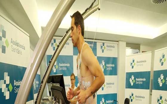   مصر اليوم - برشلونة يتعاقد مع حارس تشيلي كلاوديو برافو حتى 2018