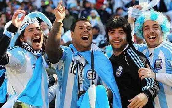   مصر اليوم - القبض على مشاغب أرجنتيني تنكر في زي مشجع سويسري