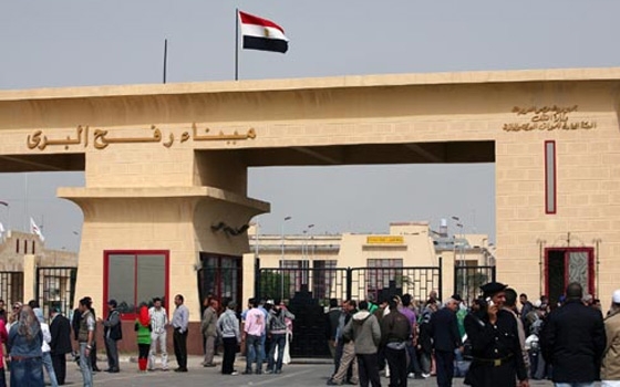 مصر اليوم - السلطات المصريّة تُعيد إغلاق معبر رفح بعد فتحه الخميس جزئيًا