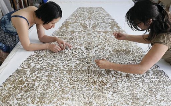   مصر اليوم - في المشغل مع مطرزات ذيل فستان عروس دار شانيل