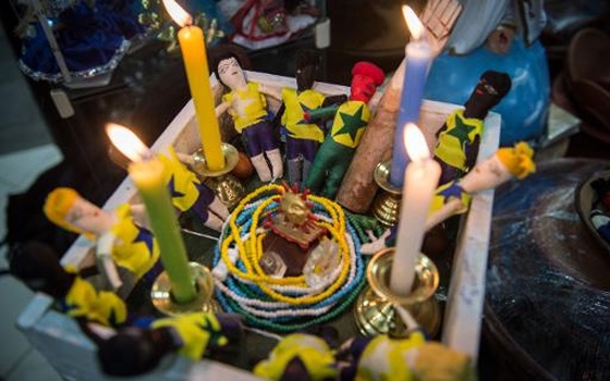   مصر اليوم - برازيلي من ممارسي الفودو يلقي لعنة على المنتخب الألماني