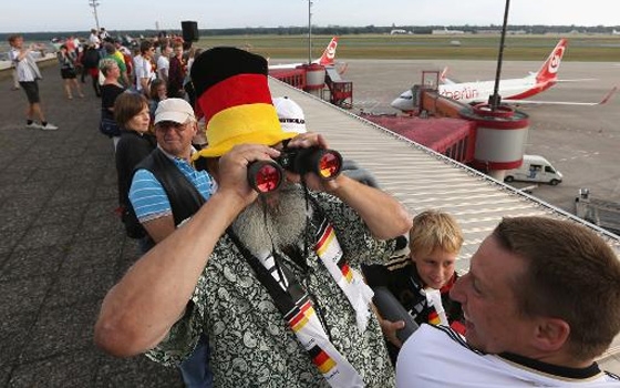   مصر اليوم - الألمان يحتشدون عند بوابة براندنبورغ لإستقبال أبطال العالم