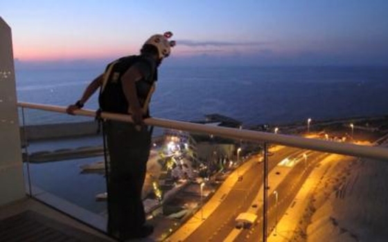   مصر اليوم - مختل يقفز من شرفه منزله في مراكش