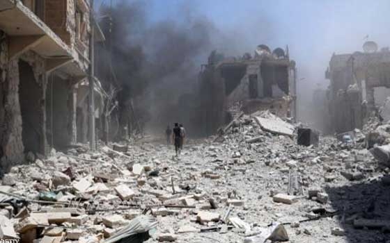   مصر اليوم - الطيران الحربي يلقي برميليْن متفجريْن على مناطق في حي القطان في حلب القديمة