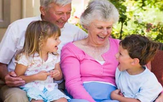   مصر اليوم - الأجداد في بريطانيا يضحون بوظائفهم من أجل عيون الأحفاد