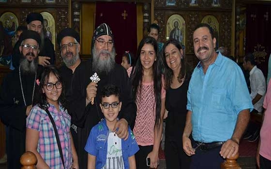   مصر اليوم - أسقف المنيا يُكرِّم الحاصلة على المركز السَّادس في الثَّانوية العامة