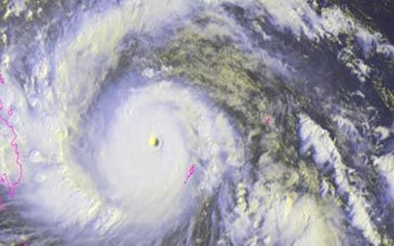   مصر اليوم - آرثر يتحول إلى إعصار من الفئة الثانية ويهدد ساحل أميركا