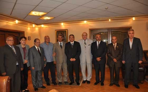   مصر اليوم - عبدالعزيز يُدعِّم اتحاد الطَّائرة بمُستحقَّات الحُكَّام المُتأخِّرة