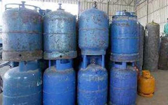   مصر اليوم - إبطال مفعول 5 اسطوانات غاز معدة للتفجير بالسكك الحديدية في الجيزة