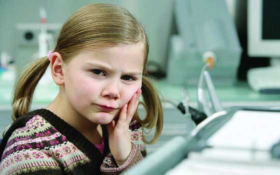   مصر اليوم - 500 طفل يدخلون المستشفى كل عام في بريطانيا بسبب الأسنان