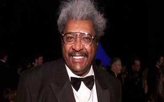   مصر اليوم - الملاكم العالمي دون كينغ يتجول في معابد الأقصر الأثرية حاملًا علم مصر