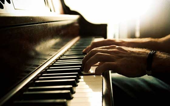   مصر اليوم - فنان ألماني يقدم عرضاً على البيانو على ارتفاع عشرات الأمتار من الأرض