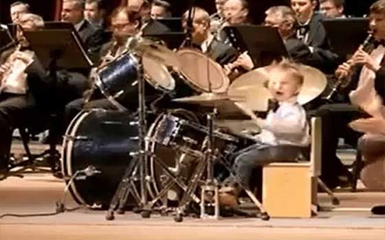  مصر اليوم - طفل روسي يقود أوركسترا مشهورة دون نوتة