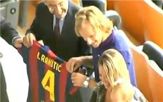   مصر اليوم - الكرواتي راكيتيتش يختار القميص رقم 4 مع برشلونة الأسباني