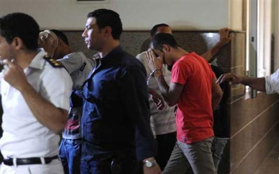   مصر اليوم - وصول متهمين  من متحرشي التحرير إلى محكمة التجمع الخامس