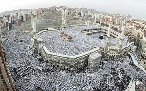   مصر اليوم - المصلون في المسجد الحرام يؤدون صلاة الجمعة الأخيرة من رمضان