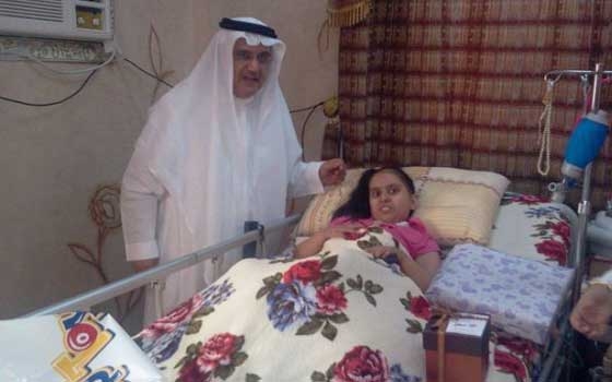 مصر اليوم - المشرف العام على مستشفى الملك عبدالعزيز يعايد الأطفال والمرضى المنومين