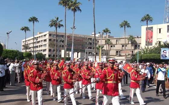  مصر اليوم - القوات المسلحة تشارك المسافرين على طريقي الإسكندرية و السخنة الاحتفالات