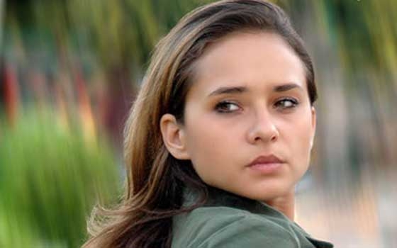   مصر اليوم - نيلِّلي كريم في السَّاحل الشماليّ للاستجمام من سجن النّسا وسرايا عابدين