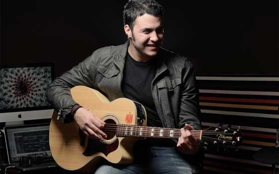   مصر اليوم - أمير عيد يتخلى عن غيتاره لصالح مصر الخير