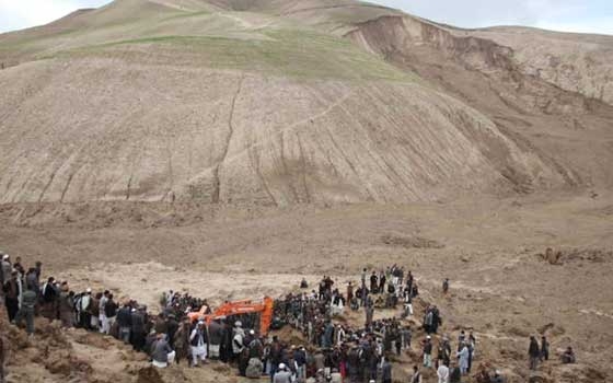   مصر اليوم - انزلاق ارضى يجتاح قرية فى غرب الهند ويتسبب فى دفن 40 منزلًا