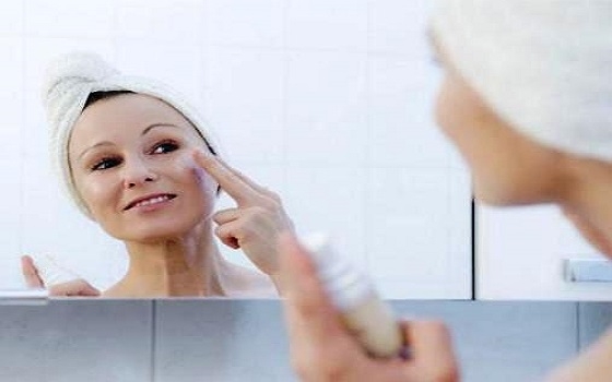   مصر اليوم - انعمي ببشرة مشرقة في العيد مع الكريمات الليلية