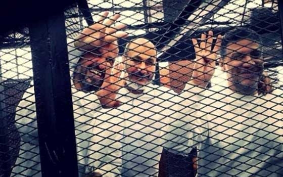   مصر اليوم - بدء محاكمة البلتاجي وحجازي بتهمة تعذيب ضابط وأمين شرطة في رابعة