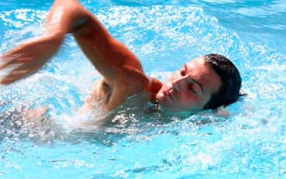   مصر اليوم - تحذيرات طبيًّة من دخول الماء إلى الأذن أثناء السباحة