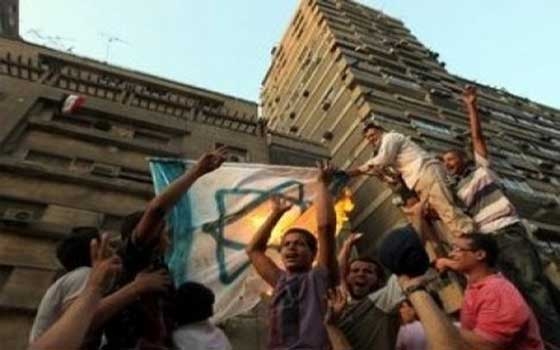 مصر اليوم - تظاهر العشرات أمام منزل السفير الإسرائيلي في القاهرة للتضامن مع غزة