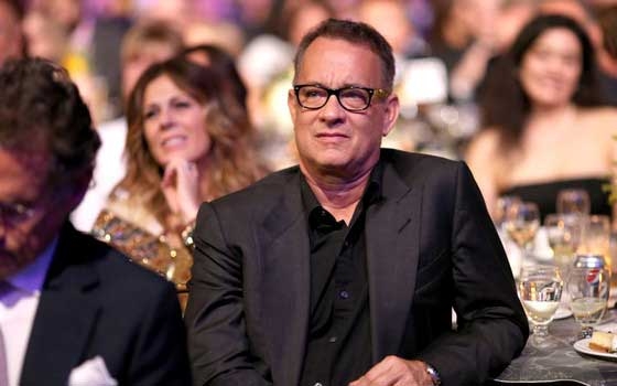   مصر اليوم - توم هانكس يغادر الغردقة متجهًا إلى ألمانيا بعد الانتهاء من التصوير