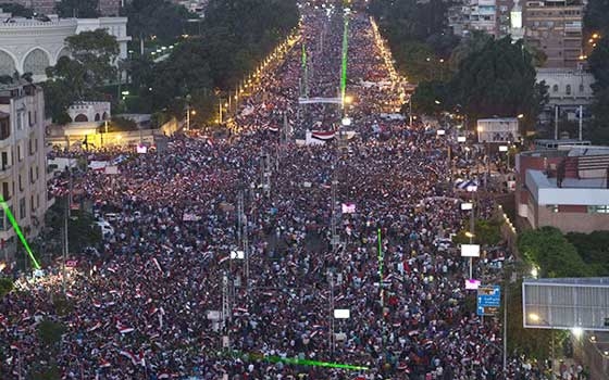   مصر اليوم - المصريّون يحتفلون بالذكرى الأولى لإفساد المخطط الأميركيّ لتقسيم بلادهم