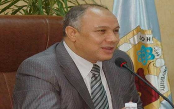   مصر اليوم - رئيس جامعة سوهاج يناقش 10 مشاريع تخرج من طلاب كلية الهندسة