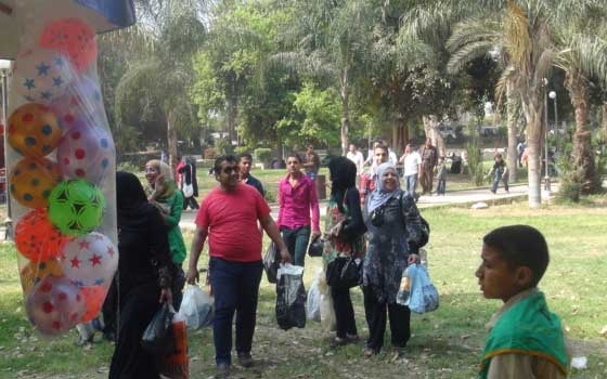   مصر اليوم - بدء توافد الزائرين إلى الحدائق العامة في القليوبيّة