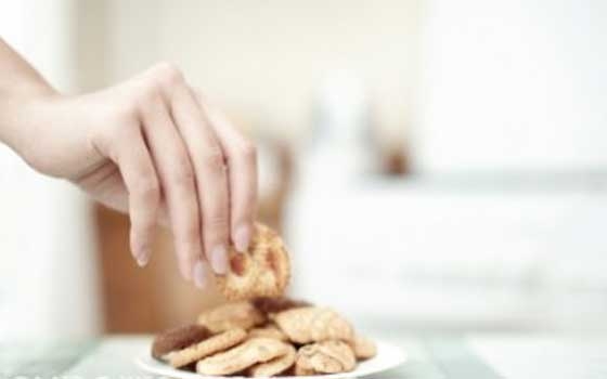   مصر اليوم - تعرفي على بعض الحيل لتناول كميات أقل من الطعام