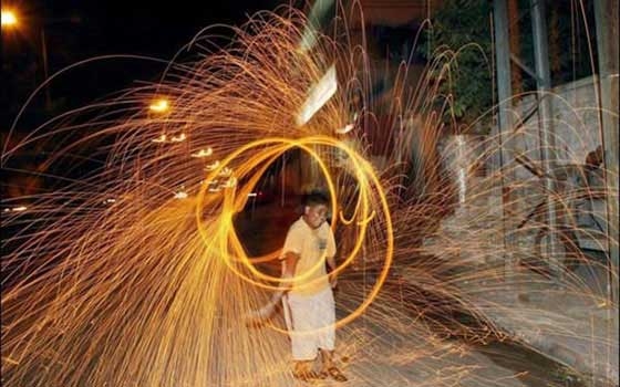   مصر اليوم - تحذير طبي من خطورة الألعاب النارية على عيون الأطفال