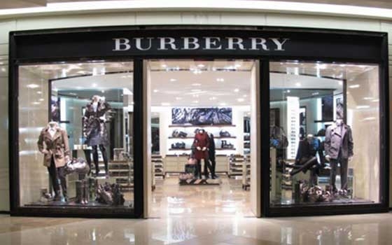   مصر اليوم - المساهمون في دار بيربيري يرفضون مكافأة كريستوفر بايلي بـ20 مليون دولار