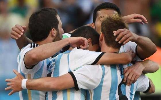   مصر اليوم - دي ماريا  فوزنا اكثر من مستحق وميسي نحن على الطريق الصحيح رغم المعاناة