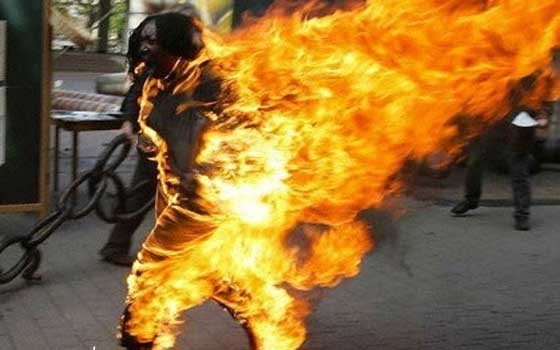   مصر اليوم - رجل يضرم النار في نفسه أمام مقر السفارة الليبية في برلين