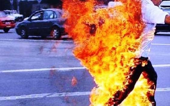 مصر اليوم - تونسي يحمل الجنسية الليبية يضرم النار في جسده أمام السفارة الليبية في برلين