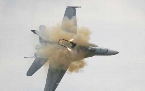   مصر اليوم - سقوط إحدى الطائرات التابعة للواء خليفة حفتر في بنغازي ونجاة قائد الطائرة