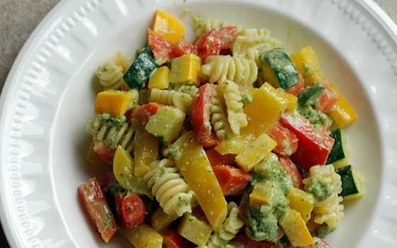   مصر اليوم - سلطة المكرونة والخضار بالريحان