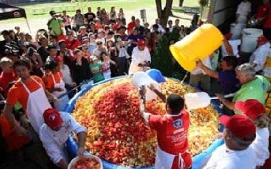   مصر اليوم - النمسا تفخر بصنع أكبر طبق سلطة فاكهة في العالم