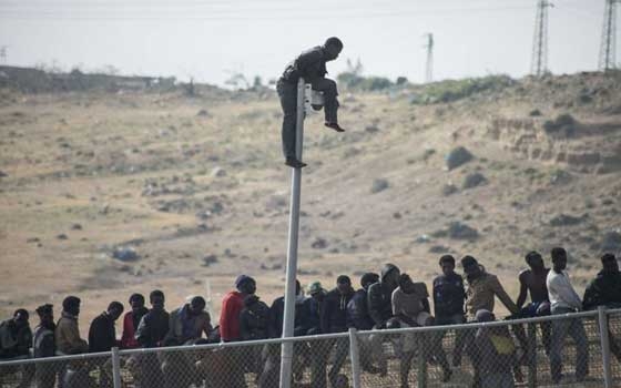   مصر اليوم - أسبانيا تكشف أنَّ 11700 مهاجر سري حاولوا اقتحام حدود مليلية في العام الجاري