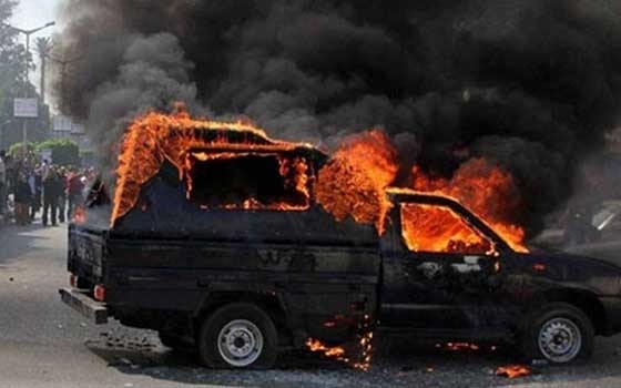   مصر اليوم - الإخوان يشعلون النيران في سيارة شرطة في العاشر من رمضان