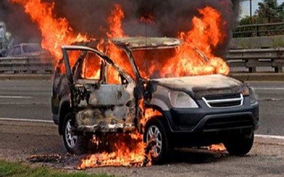 مصر اليوم - مجهولون يحرقون السيارة الخاصة بوكيل الإدارة العامة للمرور في بورسعيد