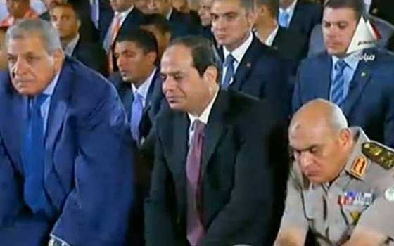   مصر اليوم - الرئيس السيسي يؤدي صلاة عيد الفطر بمسجد القوات الجوية في القاهرة