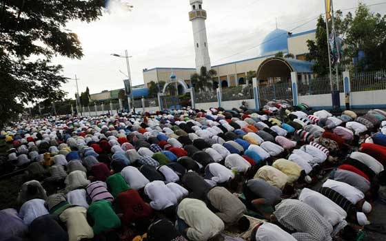   مصر اليوم - الملايين يؤدون صلاة العيد في المساجد والساحات