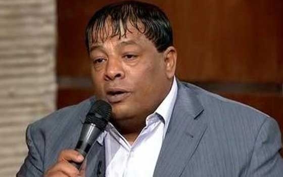   مصر اليوم - عبد الباسط حمودة يهدد رامز جلال في رامز قرش البحر