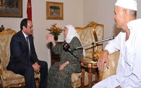   مصر اليوم - عجوز كفيفة تتبرع بقرطها الذهبي لتحيا مصر